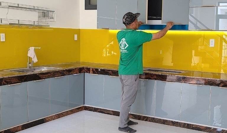 tu-bep-nhom-kinh43.jpg Kính Ốp Bếp